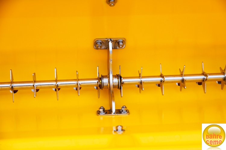 Streuwagen_KS-35-E_orange_Ruehrwelle_8487 Robuste Rührwelle – Achse mittig geteilt