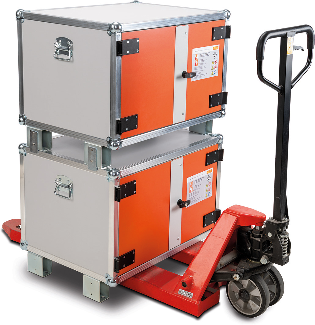 11890_transportabel Akku-Ladeschrank – stapel- und unterfahrbar mit Zubehör Stapelfüße