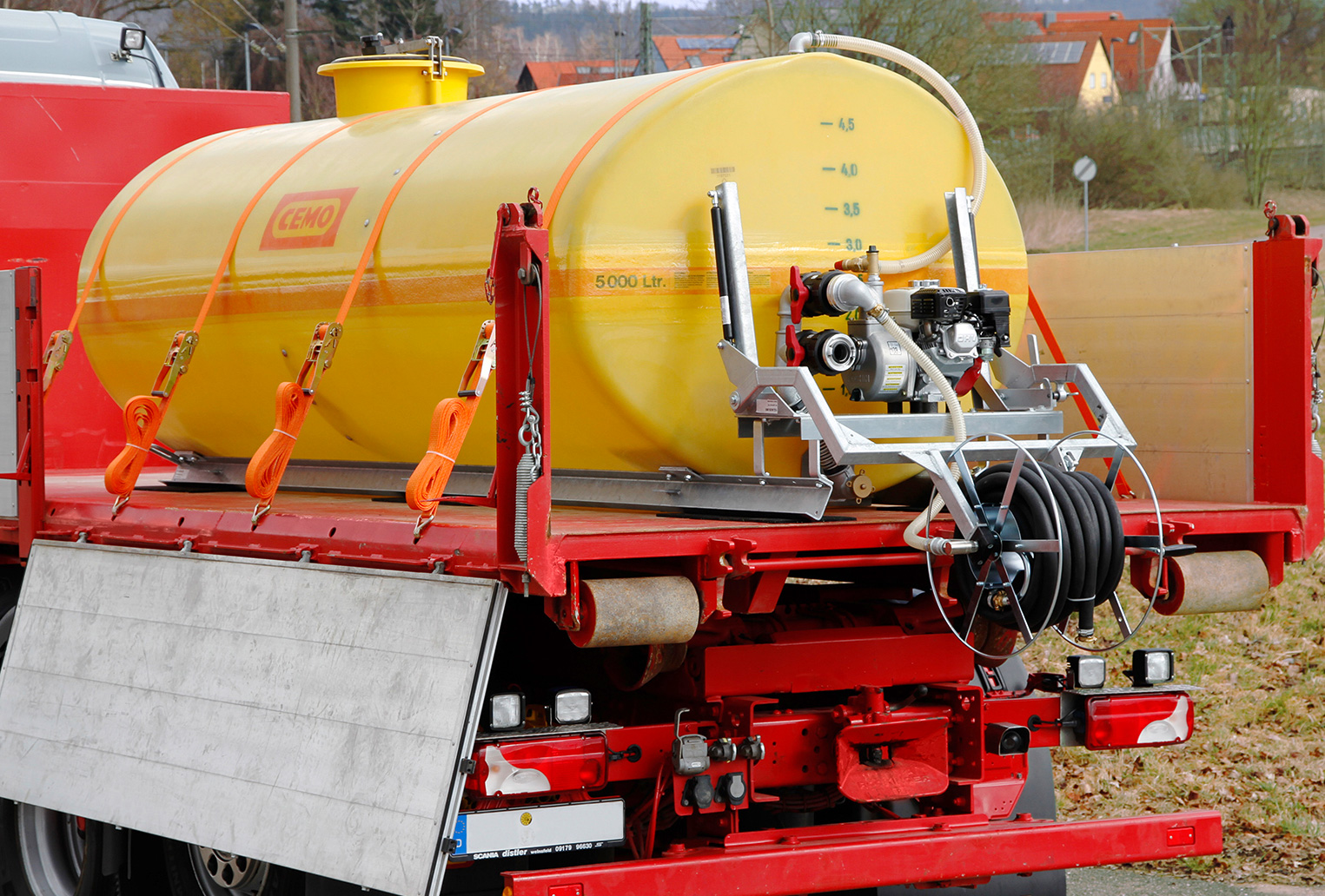 Wasserfässer mit Pumpen