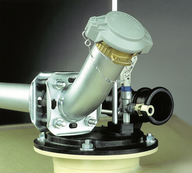 Massive_Zubehoer_GT Beispiel Anschlusswinkel mit Tankwagenkupplung sowie Dose für Grenzwertgeber für KT- / GT- / DWT-Heizöltanks, Maschine