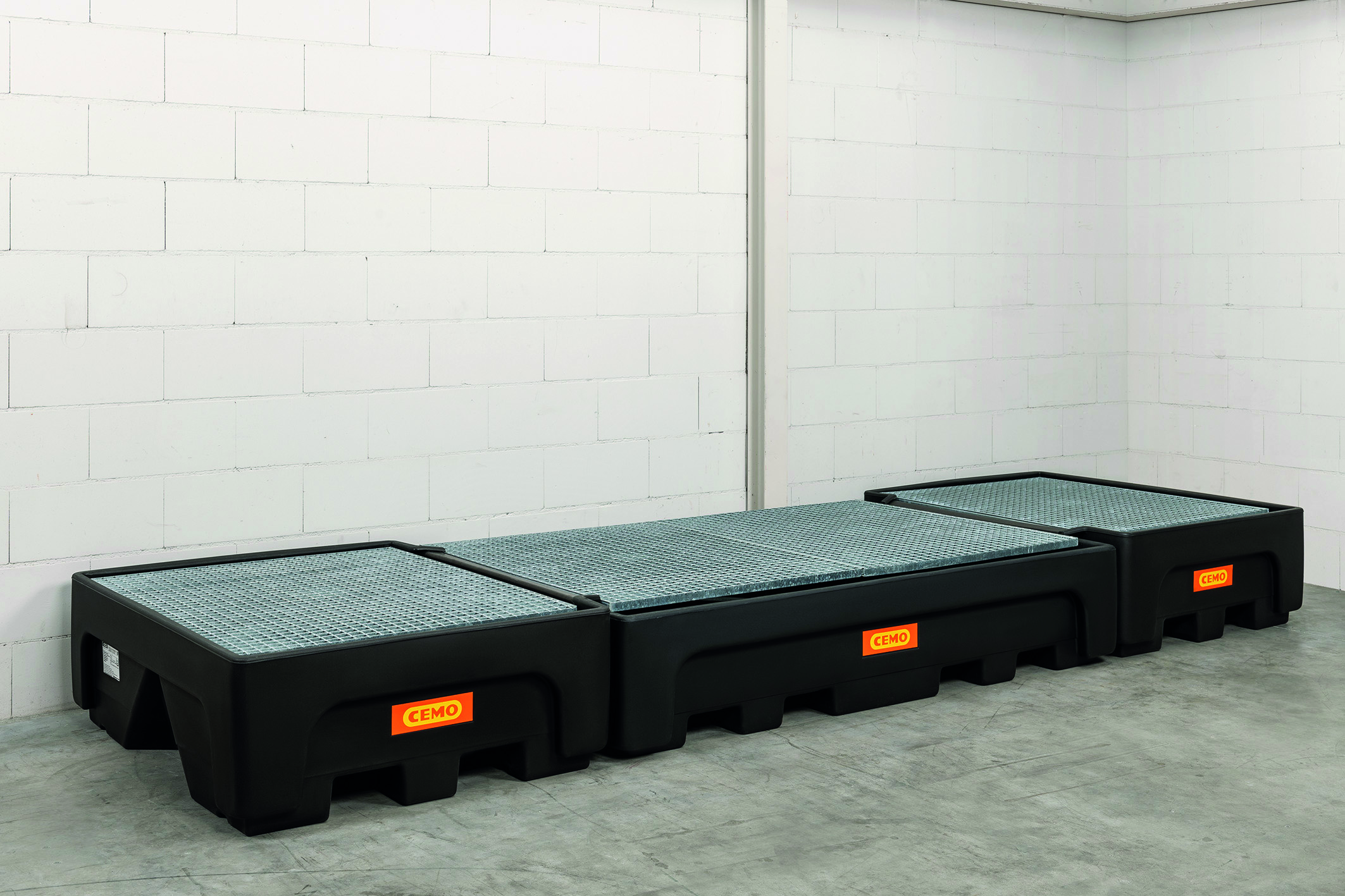 11864-1100-2-Erweiterung_4249 Beispiel: Mit IBC-Erweiterungswanne 500|1-PE kann IBC-Auffangwanne 1100|2-PE auf beiden Seiten erweitert werden