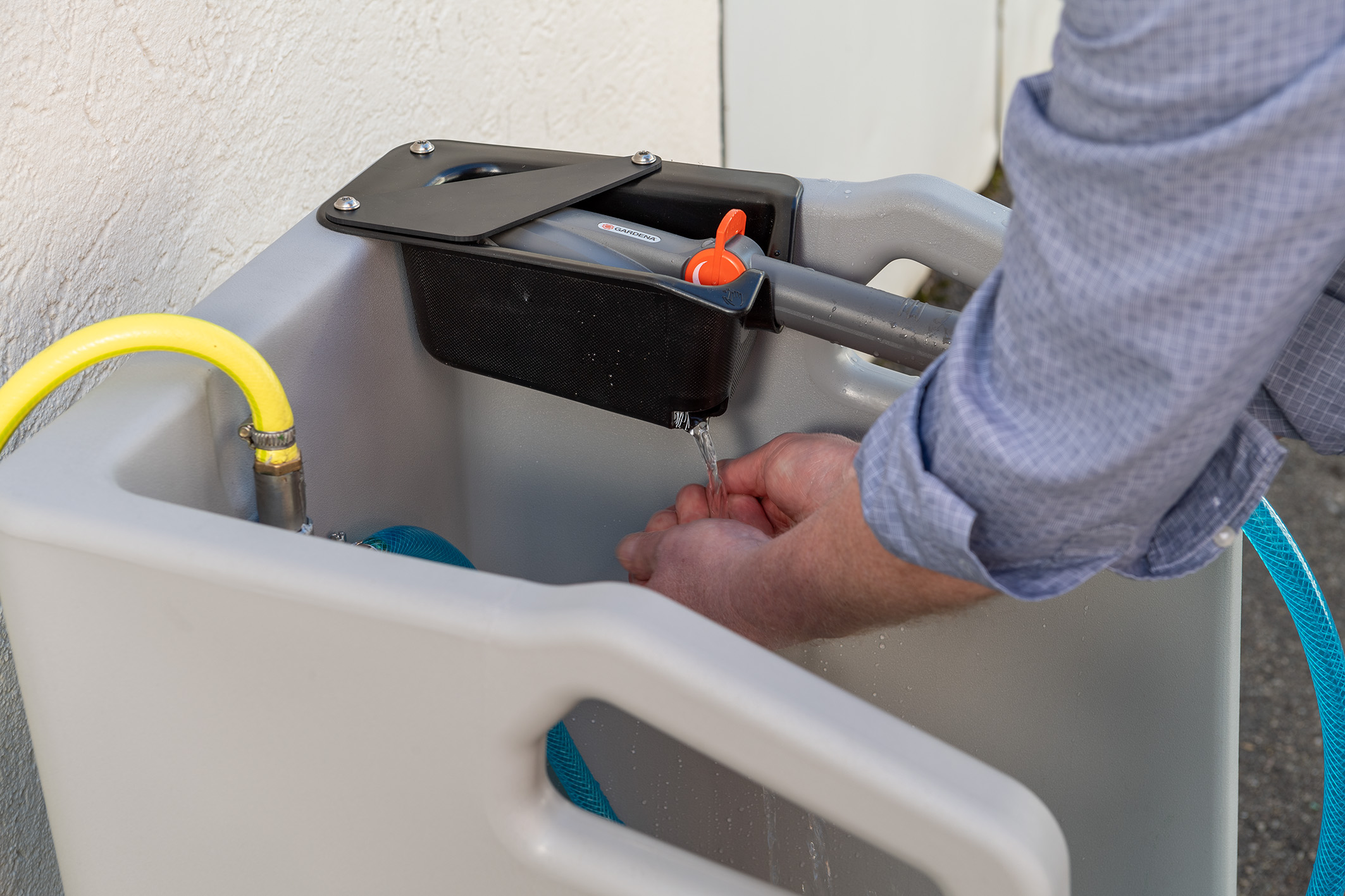 Stiefelreiniger Premium aus PE mit Bürstenhalter und integrierter Handwaschfunktion
