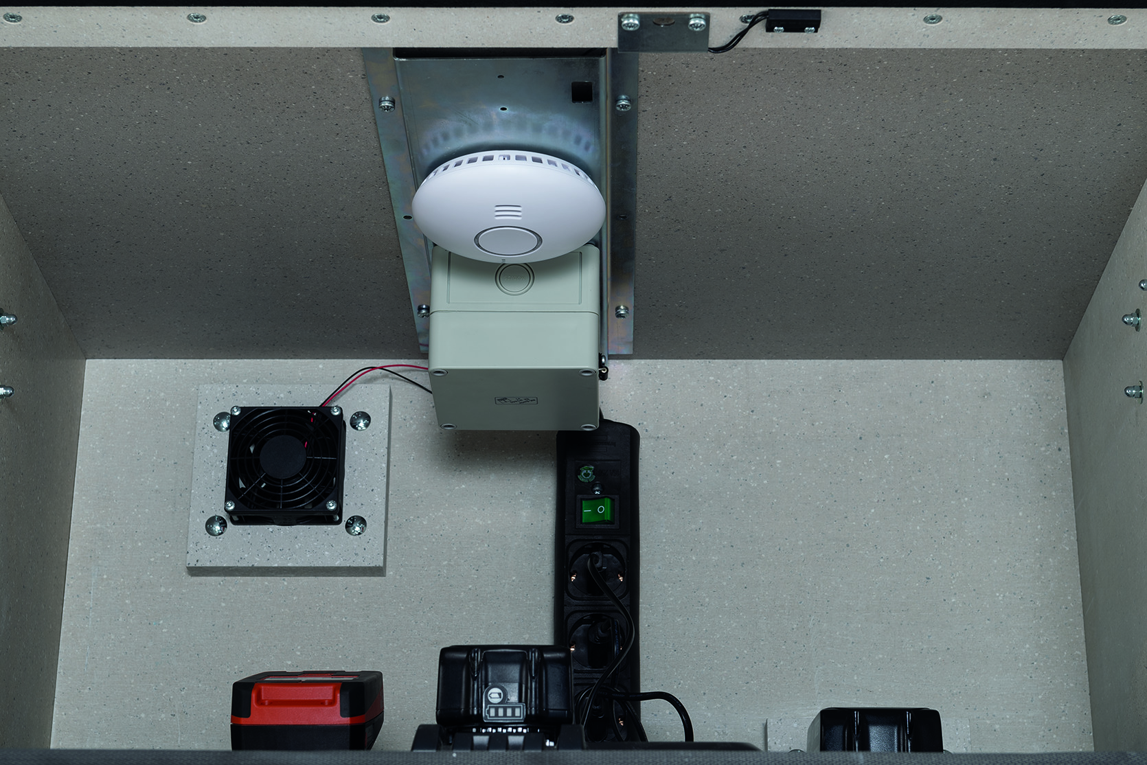 11342_02 Akku-Ladeschrank Laden Premium – Innenraum