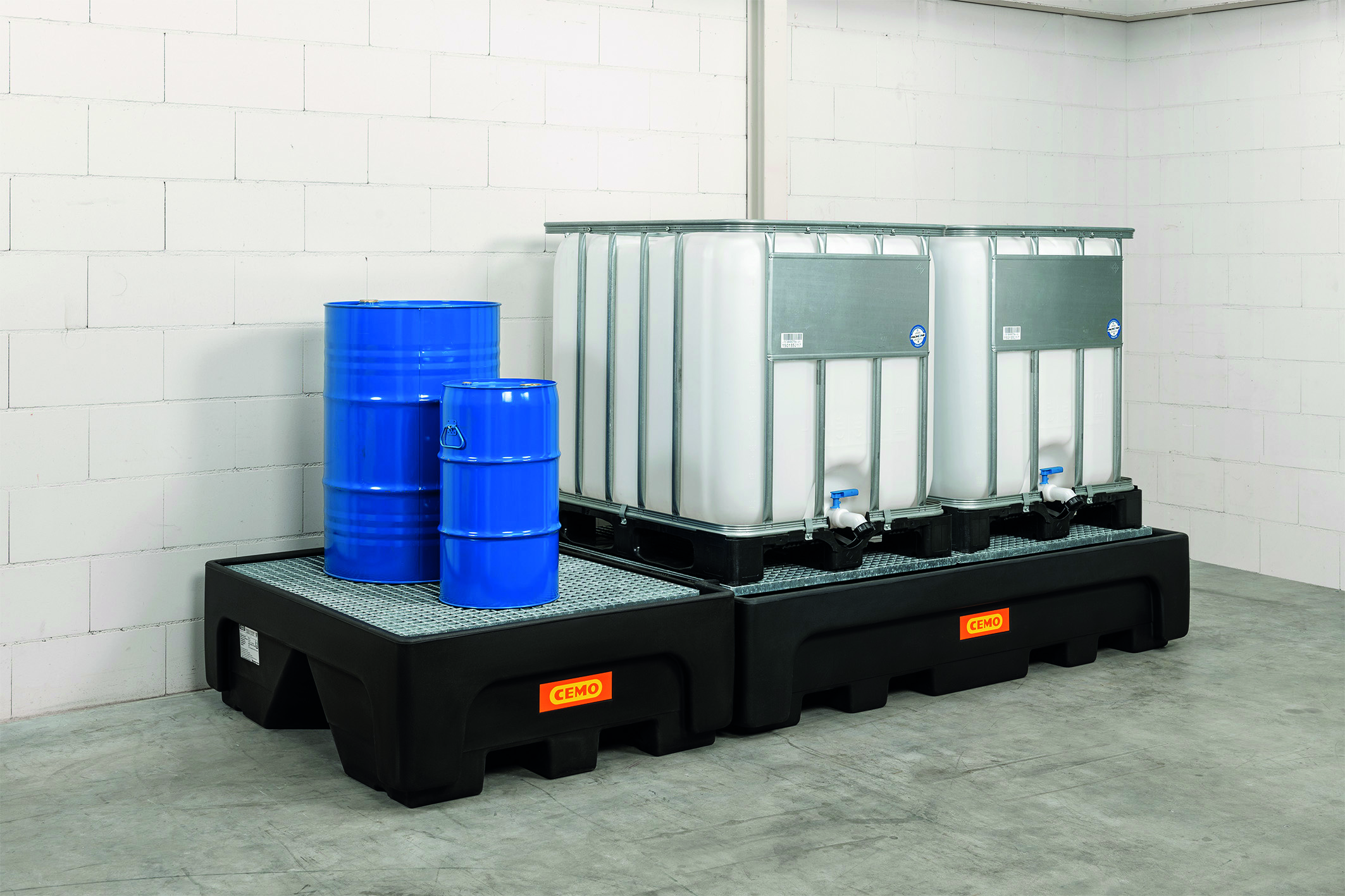 11864-1100-2-Erweiterung_4269 Beispiel: IBC-Erweiterungswanne 500/1-PE kann IBC-Auffangwanne 1100⁄2-PE auf beiden Seiten erweitert werden