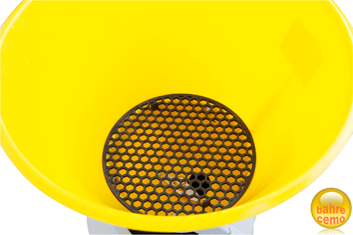 Streuwagen-SW-C_Einfuellsieb_10642_10643 Streuwagen SW35-C mit Einfüllsieb im PE-Behälter